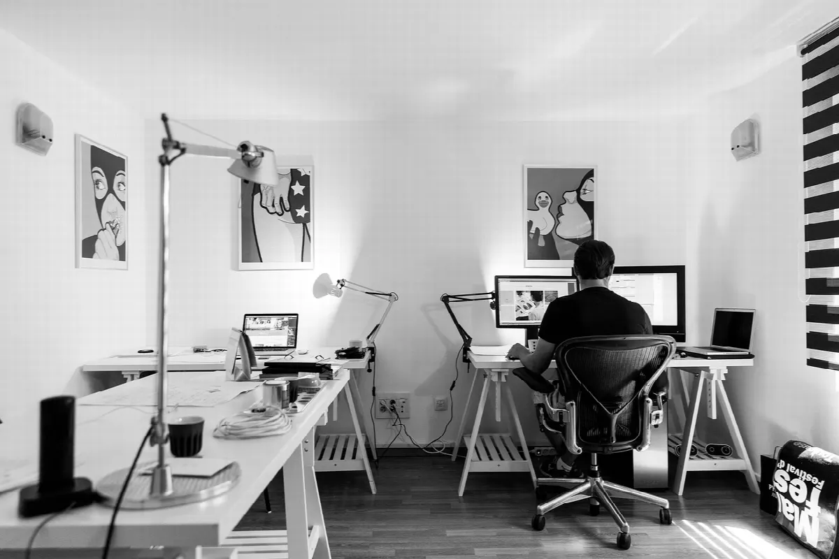 développeur travaillant sur ordinateur portable au bureau