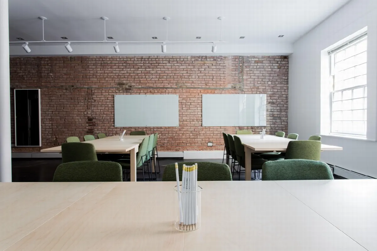enseignant écrivant au tableau blanc en classe
