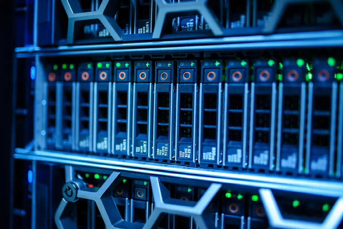 rangées de serveurs informatiques dans une salle